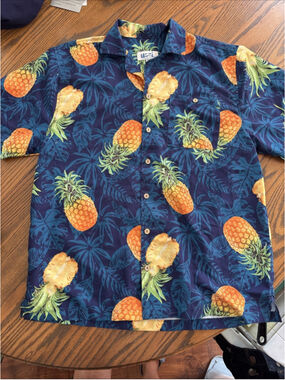 uzzi amphibious gear shirt pineapple blue medium **see pic for flaw